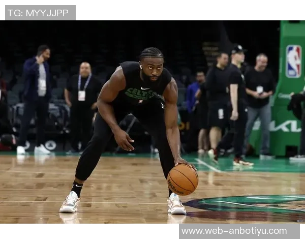 杰伦布朗半场表现抢眼17投8中三分球命中率高达60独得19分助力球队