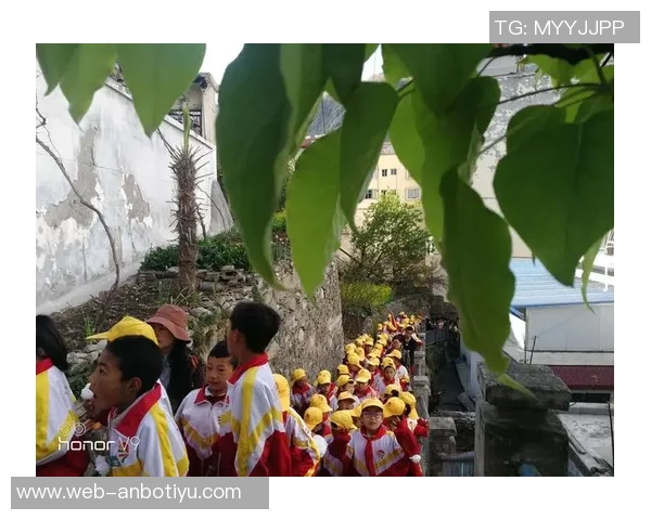 敢于担当文班从屏幕外冲回场内接关键球成功避免球队失误