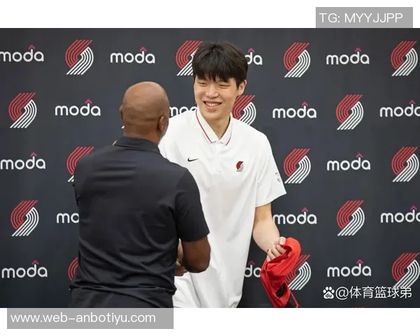 杨瀚森在垃圾时间表现亮眼抢下前场板并送出助攻但默契不足导致失误 杨瀚森在垃圾时间表现亮眼抢下前场板并送出助攻但默契不足导致失误