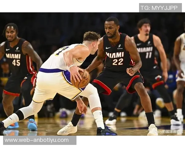 米切尔半场表现抢眼16分钟内高效贡献12分3板1助1断1帽